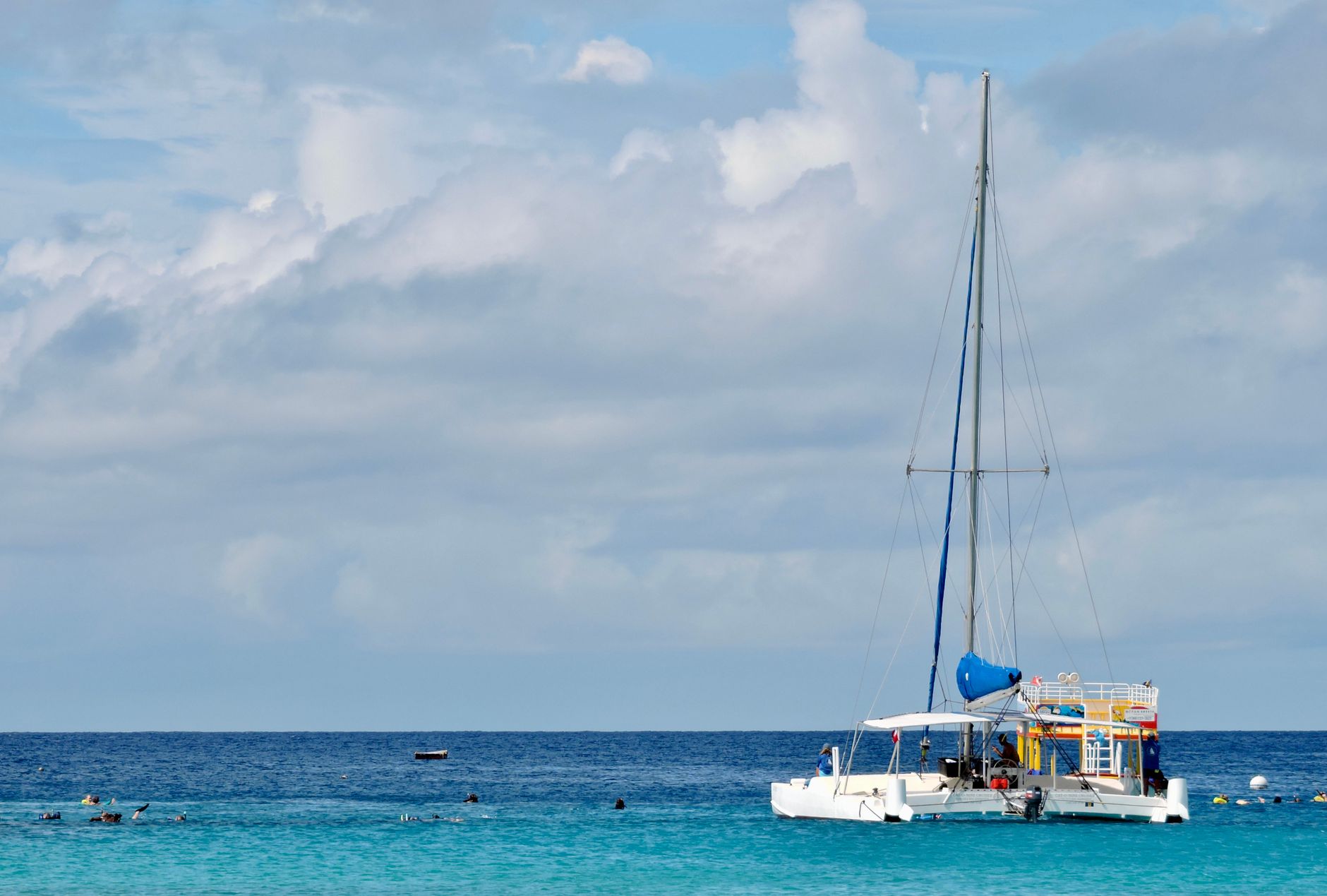 Carlisle Bay Strand nahe dem Kreuzfahrthafen von Bridgetown mit Segelbooten