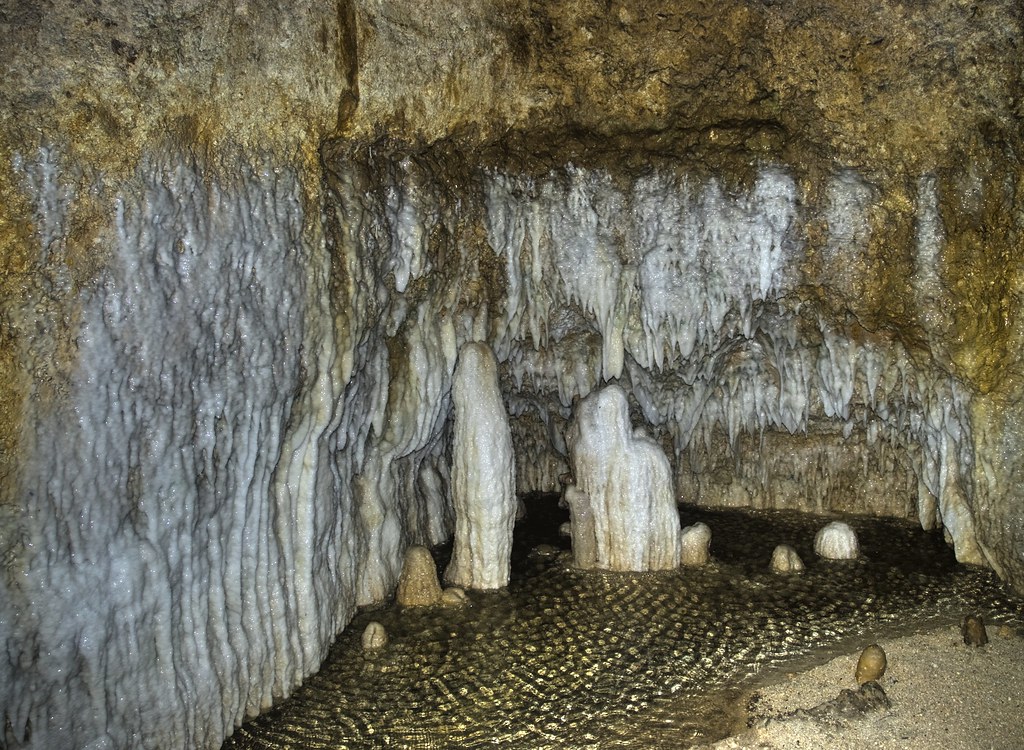 Kristalline Kalksteinformationen und beleuchtete Stalaktiten in Harrison's Cave